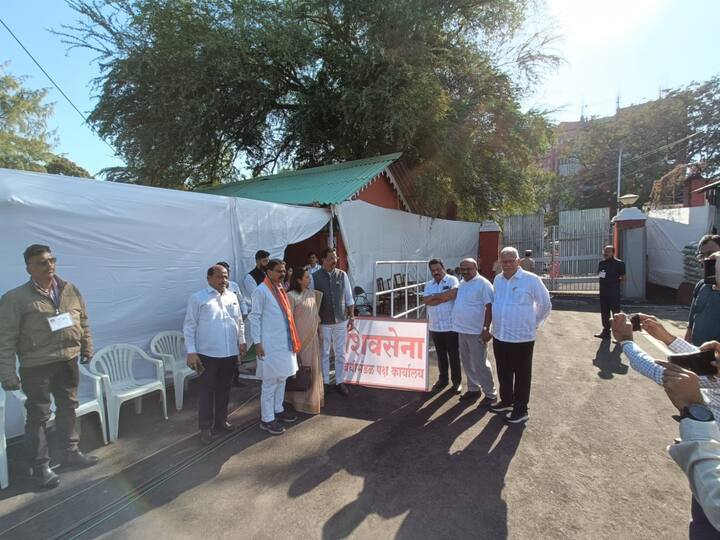 Shiv Sena main office occupied by Shinde group Uddhav Thackeray group went to the corner In Nagpur Vidhan Bhavan Winter Assembly Session: शिवसेना पक्ष कार्यालय शिंदे गटाला; उद्धव, आदित्य ठाकरेंचे फोटो काढले