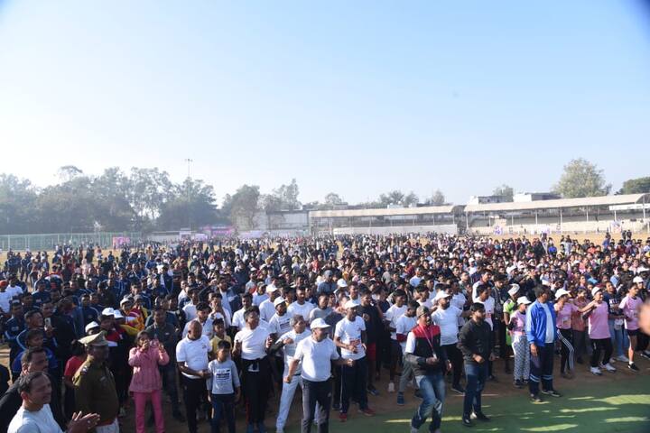 हिंसा को बताने में बिल्कुल भी डरना या घबराना नहीं है. प्रशासन साथ खड़ा है. आज के समय में सायबर बुलिंग बड़ी चुनौती है. सोशल मीडिया से सतर्क रहने की जरुरत है. सरगुजा एसपी भावना गुप्ता ने कार्यक्रम आयोजन के संबंध में विस्तार से प्रकाश डाला. उन्होंने बताया कि शासन के निर्देशानुसार हमर बेटी हमर मान में तीन मुख्य घटक है. जिसमें पराक्रम, प्रशिक्षण और परामर्श शामिल हैं.इन तीनों के समन्वय से लैंगिक समानता, महिला उत्पीड़न एवं अन्य सामाजिक बुराइयों को दूर कर सकते हैं. महिलाओं के सम्मान और उन्हें आगे बढ़ाने की सोच रखना होगा.