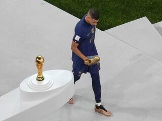 Kylian Mbappe: இறுதிப்போட்டியில் மெஸ்ஸிக்கே பயம்காட்டிய எம்பாப்பே.. உலகக்கோப்பை தொடரில் பெற்ற பெருமையும், சாதனையும்!