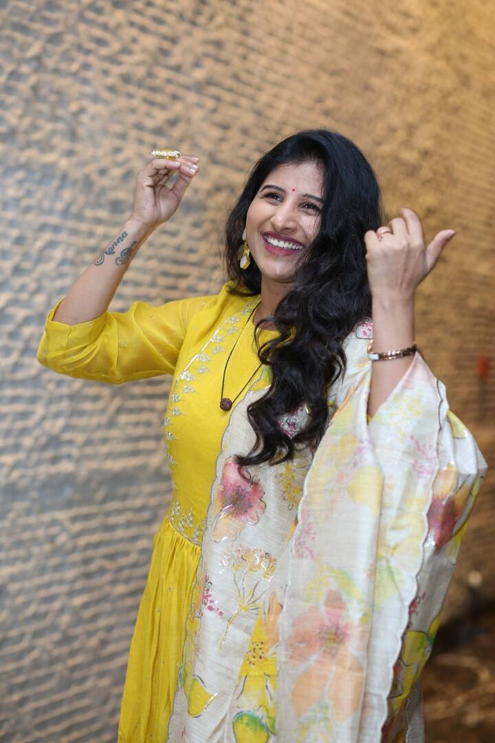 ఓ టీవీ చానెల్ లో ‘మాటకారి మంగ్లీ’ కార్యక్రమంతో కెరీర్ ప్రారంభం.