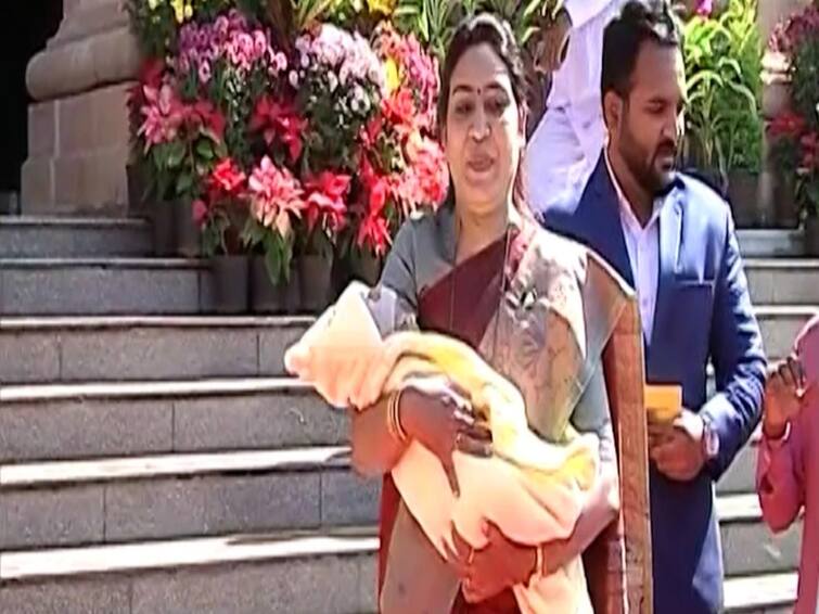 Maharashtra Assembly Session NCP MLA Arrives At Assembly With Her Newborn Baby Maharashtra Assembly Session: చంటి బిడ్డను ఎత్తుకొని అసెంబ్లీకి వచ్చిన ఎమ్మెల్యే 