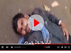 '50 रुपये की दारू पी है... बस से उतरा तो', नशा में चूर होकर सड़क पर मदहोश हुआ शख्स, VIDEO