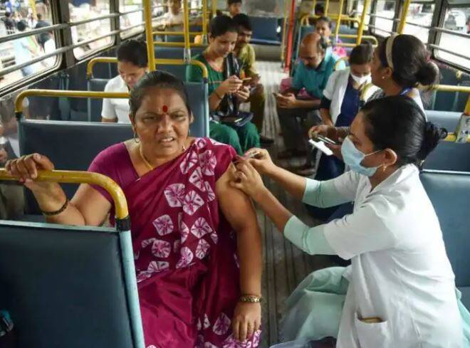COVID-19 Vaccine India Crosses Milestone of 220 Crore Vaccine Doses COVID Vaccination: ਭਾਰਤ ਨੇ 220 ਕਰੋੜ ਟੀਕਿਆਂ ਦੇ ਇਤਿਹਾਸਕ ਅੰਕੜੇ ਨੂੰ ਛੂਹਿਆ, ਸਿਹਤ ਮੰਤਰੀ ਨੇ ਦਿੱਤੀ ਵਧਾਈ