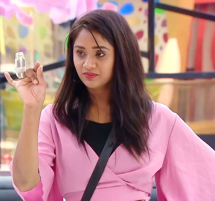 ఆదిరెడ్డి ఫినాలే వేదికపై ఒక మాట అన్నారు... ‘కీర్తిలాంటి వాళ్లని ఆదర్శంగా తీసుకుంటే ఆత్మహత్యలు ఆగుతాయి’ అని అన్నారు. -Image Credit: Keerthy Keshav Bhat/Instagram