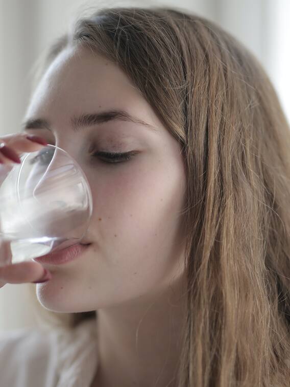 ஏன் வெறும் வயிற்றில் வெதுவெது நீர் குடிக்க வேண்டும்? இவ்ளோ பயன்களா?