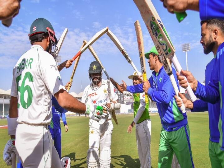 pakistan vs england azhar ali out last test innings on duck england players congratulated watch video PAK vs ENG: आखिरी टेस्ट पारी में डक पर हुए आउट अज़हर अली, इंग्लैंड के खिलाड़ियों ने दौड़कर दी बधाई, देखें VIDEO