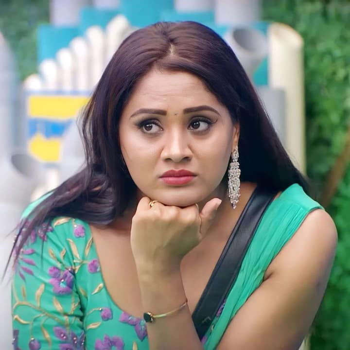 సున్నితమైన మనసున్న అమ్మాయి అయిన జీవితంలో చాలా స్ట్రాంగ్ గా నిల్చుంది కీర్తి. ఫ్యామిలీ మొత్తం తనని వదిలి శాశ్వతంగా వెళ్లినా వారిని తలచుకుంటూ ధైర్యంగా ముందడుగు వేస్తోంది. -Image Credit: Keerthy Keshav Bhat/Instagram