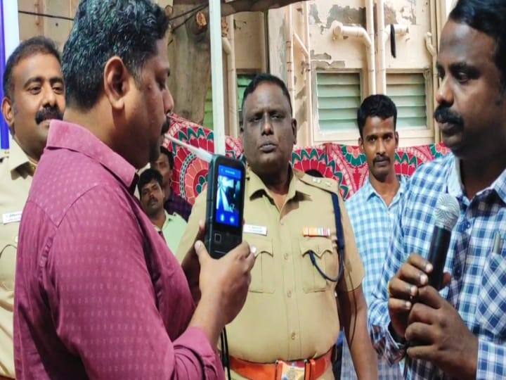 DRUNK AND DRIVE Motorists can no longer run and can't hide New type of breath analyzer in Madurai DRUNK AND DRIVE: வாகன ஓட்டிகள் இனி ஓடவும் முடியாது ஒளியவும் முடியாது: மதுரையில் புதிய வகை ப்ரீத் அனலைசர் !