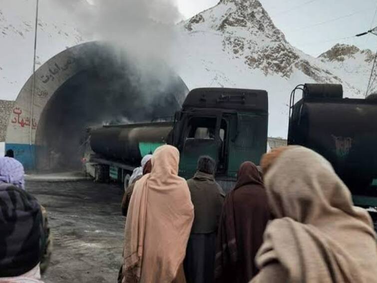 19 Killed 32 Injured as Oil Tanker Catches Fire in Afghanistan salang Pass மலை நெடுஞ்சாலையில் டேங்கர் லாரி கவிழ்ந்து விபத்து! எண்ணெய் சிந்தி தீப்பிடித்த பல வாகனங்கள்…19 பேர் பலி!