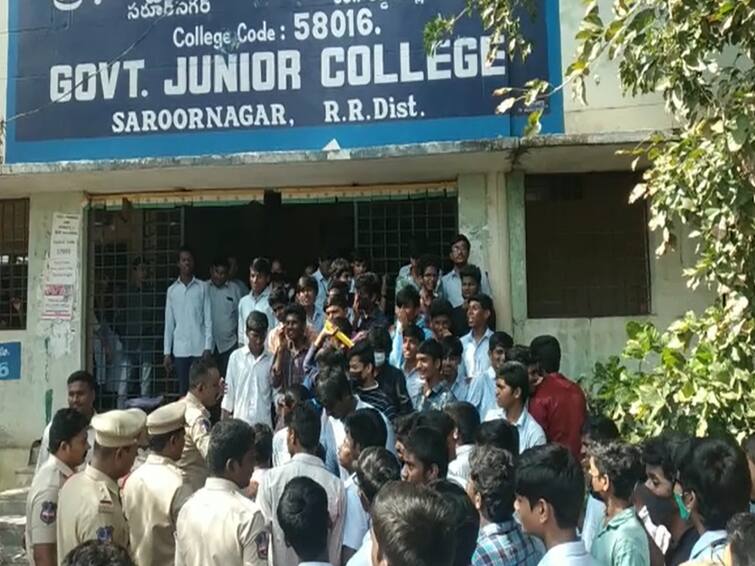 Saroornagar govt college students protest for washroom construction DNN Students Protest : 400 మంది విద్యార్థినులకు ఒక్కటే వాష్ రూమ్,  మంత్రి సబిత ఇంద్రారెడ్డి ఇలాకాలో విద్యార్థుల ఆందోళన!