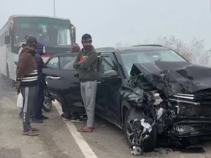 Hapur Uttar Pradesh Vehicles Collided Due To Dense Fog On Delhi Lucknow National Highway Many Injured | Hapur News: हापुड़ में घने कोहरे की वजह से आपस में टकराईं 12 गाड़ियां, कई लोग घायल