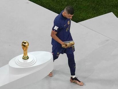FIFA WORLDCUP 2022 france kylian mbappe won golden boot award Golden Boot: தோற்றாலும் வீரன் வீரனே.. கோல்டன் பூட் விருதை வென்றார் பிரான்ஸின் தங்கமகன் எம்பாப்பே..!