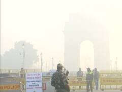 Delhi Weather: विजिविलिटी हुई कम, राजधानी के कई इलाकों में घना कोहरा- 8 डिग्री पर पहुंचा पारा, तस्वीरें