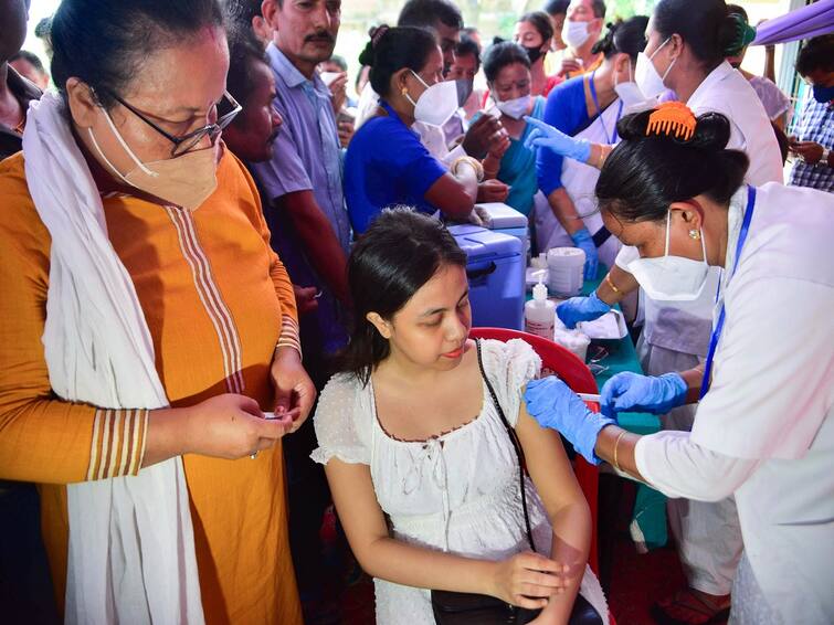 COVID-19 Vaccine India Crosses Milestone of 220 Crore Vaccine Doses COVID-19 Vaccine : કોરોના રસીકરણ મુદ્દે ભારતની મોટી સિદ્ધી, આંકડો 220 કરોડને પાર