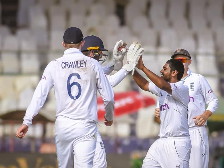 PAK vs ENG 3rd Test: Pakistan team all out on 216 runs in second innings see full highlights PAK vs ENG: तीसरे टेस्ट में भी इंग्लिश गेंदबाजों के सामने पाक बल्लेबाजों ने किया सरेंडर, इंग्लैंड को मिला 167 का लक्ष्य