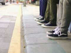 स्नीकर शूज आज हर किसी के पैरों में नजर आते हैं... क्या आप जानते हैं ये जूते क्यों बनाए गए थे?