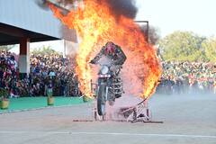 In Pics: कोटा में बीएसएफ का शौर्य प्रदर्शन, पलक झपकते ही चलती मोटर साइकिल पर 6 फीट की सीढी पर चढ़े जवान, देखें तस्वीरें