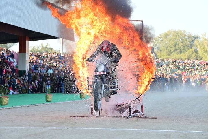 पलक झपकते ही मोटरसाइकिल की सीढियों पर चढ़ना, बैलेंस का अनूठा नजारा, डॉग्स के हैरतंगजे करतब को देखकर रोमांच चरम पर था. ये ही नहीं इसके साथ ही परेड, बैंड और कुछ ही मिनट में ट्रक को खोलकर जोड़ना और भी कई ऐसे कारनामें दिखाई दिए की लोग मंत्रमुग्ध हो गए, भारत माता के जयकारें गूंज उठे साथ ही लोगों ने जमकर बीएसफ के जवानों का अभिवादन किया. ये नजारा कोटा के महाराव उम्मेद सिंह स्टेडियम में रविवार को देखने को मिला.