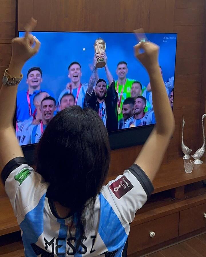 அர்ஜண்டீனா வெற்றி பெற்ற கையோடு இந்த புகைப்படங்களை பதிவிட்டிருந்தார் கீர்த்தி