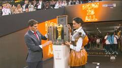 In Pics : दीपिकाचे 'फिफा'च्या अंतिम सामन्यातील ट्रॉफीचे अनावरण करतानाचे फोटो समोर