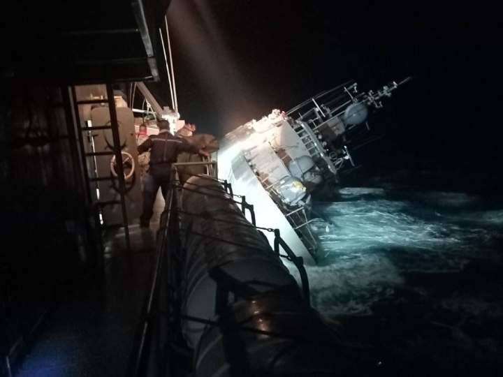 Thailand navy Sukhothai Royal Ship sinked due to problem in Engine 75 were save 31 trapped Thai Navy Ship Sank: थाईलैंड की नेवी का रॉयल शिप समुद्र में डूबा, 75 लोगों को बचाया गया, 31 अब भी लापता