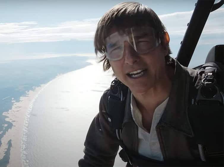 Tom Cruise jumps off plane to thank fans for supporting Top Gun Maverick Watch Video Tom Cruise: విమానం నుంచి దూకేస్తూ ఫ్యాన్స్‌కు థాంక్స్ చెప్పిన టామ్ క్రూజ్, వీడియో వైరల్