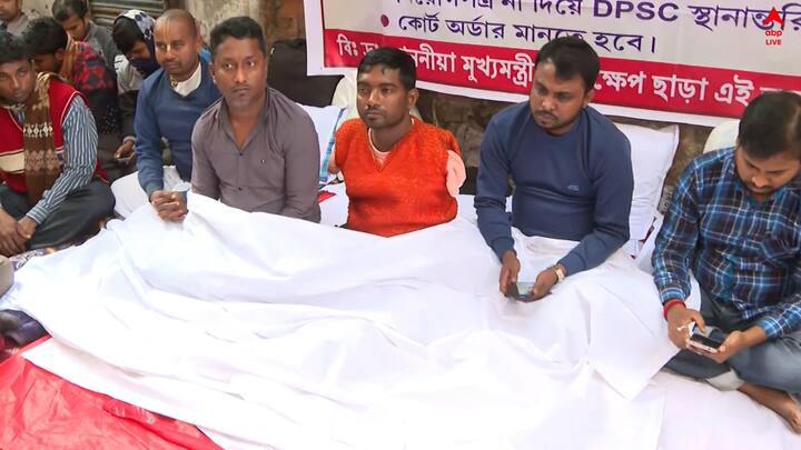 উল্লেখ্য, কেউ গান্ধী মূর্তির পাদদেশে, তো কেউ মাতঙ্গিনী হাজরার মূর্তির পাশে, যোগ্য প্রার্থী হয়েও স্কুলে চাকরি না মেলার অভিযোগে, মাসের পর মাস ধরে আন্দোলন চালিয়ে আসছেন এঁরা।