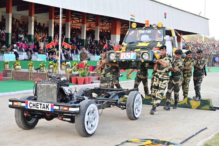 स्वच्छ भारत का संदेश देते हुए डॉग स्क्वॉड ने जब मैदान में पड़े कचरे को समेट कर कूड़ेदान में फेंका तो पूरा स्टेडियम तालियां से गूंज उठा. शो के दौरान सीमा सुरक्षा बल के बैण्ड ने भी अपनी एंथम के साथ हिन्दी फिल्मों के देशभक्ति धुनों को भी बेहद प्रभावशाली तरीके से प्रस्तुत किया. ताकत वतन की हमसे हैं-हिम्मत वतन की हमसे है, कंधों से मिलते हैं कंधे कदमों से कदम मिलते हैं, दिल दिया है जान भी देंगे जैसे गीतों की धुने सुना कर मंत्रमुग्ध कर दिया. कार्यक्रम के दौरान बीएसएफ के जवानों की गजराज और चेतक ड्रिल भी लोगों के आकर्षण का प्रमुख केंद्र रही. चेतक ड्रिल में जवानों ने जिप्सी को कई टुकड़ों में अलग किया और उससे अधिक फुर्ती से जोड़ दिया.