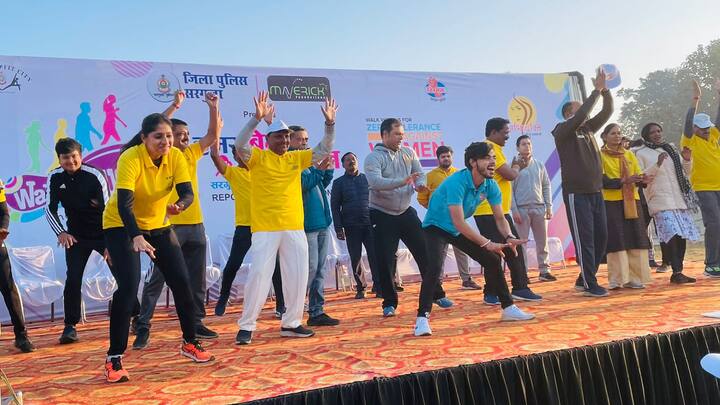 इसके साथ ही जुम्बा डांस के एक्सपर्ट टीम को भी मेडल व प्रशस्ति पत्र दिया गया. कार्यक्रम में अपेक्स बैक के अध्यक्ष अजय बंसल, छतीसगढ़ तेल घानी बोर्ड के सदस्य लक्ष्मी गुप्ता, जिला पंचायत अध्यक्ष मधु सिंह, महापौर डॉ अजय तिर्की, जिला पंचायत उपाध्यक्ष आदित्येश्वर शरण सिंहदेव, पार्षद आलोक दुबे, सतीश बारी सहित अन्य जनप्रतिनिधि, अधिकारी तथा बड़ी संख्या में बच्चे व युवा उपस्थित थे.