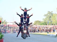 In Pics: कोटा में बीएसएफ का शौर्य प्रदर्शन, पलक झपकते ही चलती मोटर साइकिल पर 6 फीट की सीढी पर चढ़े जवान, देखें तस्वीरें