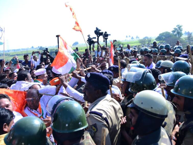 Karnataka police raised a stick directly on Hasan Mushrif at Kognoli toll booth belgaum kolhapur mva Maharashtra Karnataka Border Dispute : थेट आमदार हसन मुश्रीफांवर कोगनोळी टोलनाक्यावर कर्नाटक पोलिसांनी काठी उगारली! दडपशाहीचा कळस