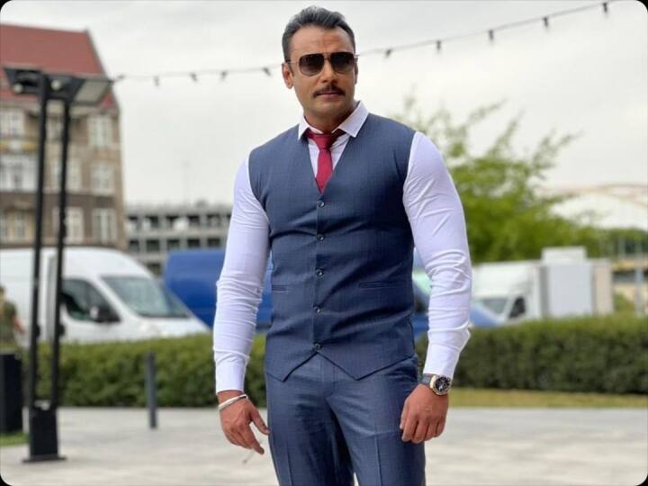 विवादित बयान के चलते इस Kannada एक्टर से नाराज फैन, प्रोग्राम के बीच में फेंका जूता SHOCKING Fan Throws Slipper At Kannada Actor Darshan Over His Goddess Of LuckKannada Remark watch video विवादित बयान के चलते इस Kannada एक्टर से नाराज फैन, प्रोग्राम के बीच में फेंका जूता