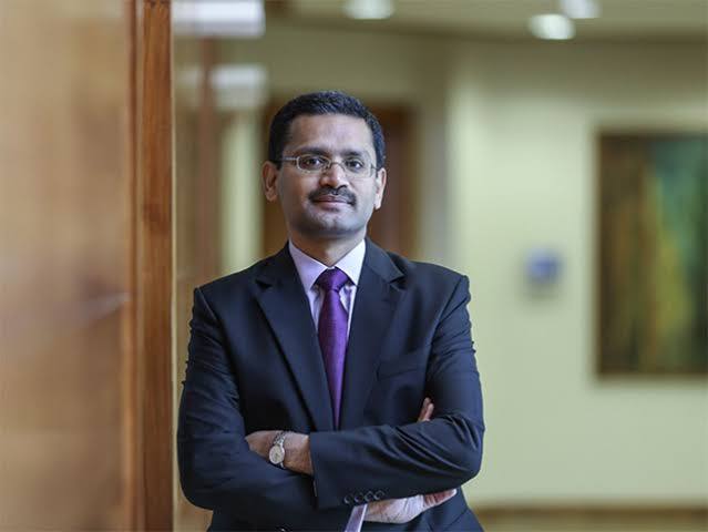 राजेश गोपीनाथन, टीसीएस : TCS के CEO राजेश गोपीनाथन के सैलरी की बात करें तो वित्त वर्ष 2022 में 25.77 करोड़ रुपये के पैकेज के साथ यह पांचवें स्थान पर हैं, जो पिछले वर्ष से 27 फीसदी ज़्यादा है.