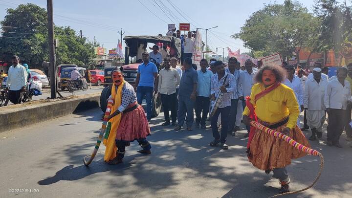 सिद्धेश्वर सहकारी कारखान्याची चिमणी सोलापूरच्या होटगी रोड विमानतळच्या विमानसेवेला अडथळा सुरु ठरत असल्याने ही चिमणी पाडून विमानसेवा सुरु व्हावी या साठी सोलापुरात आंदोलन झाले.