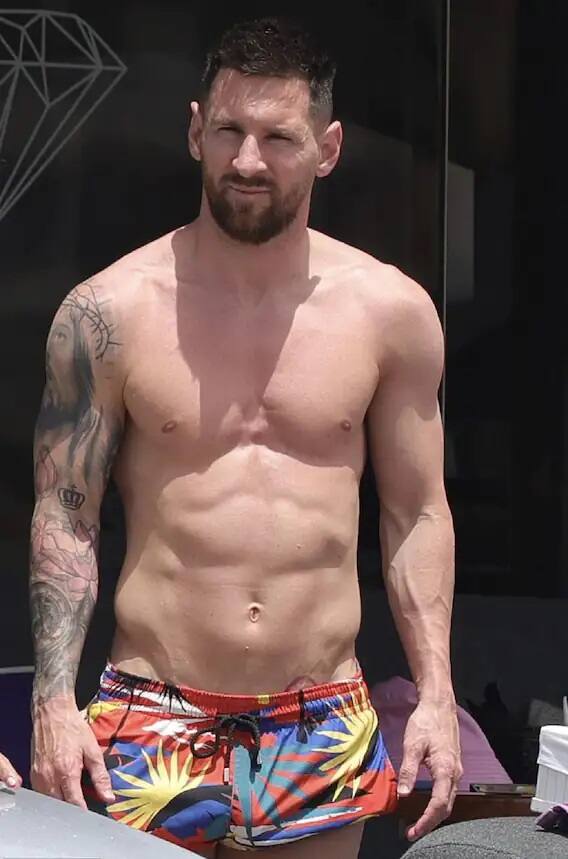 તસવીરમાં એન્ટૉનેલા બિકીની પહેરીને દેખાઇ રહી હતી. ઇન્સ્ટાગ્રામ પર શેર કરાયેલી તસવીરમાં જોઇ શકાય છે કે તેને સ્કાઇબ્લૂ કલરની બિકીની પહેરેલી હતી. વળી, લિયૉનન મેસી કલરફૂલ શૉર્ટ્સમાં દેખાઇ રહ્યો હતો.