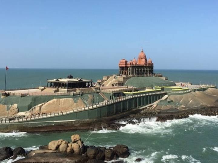 कन्याकुमारी: कन्याकुमारी भारत की सबसे अच्छे बजट फ्रेंडली डेस्टिनेशन्स में से एक है. यहां के शानदार बीच, बेहतरीन आर्टिटेक्चर और खूबसूरत मंदिर आपकी ट्रिप को यादगार बना देते हैं. अगर आप कहीं का भी ट्रिप प्लान कर रहे हैं तो कन्याकुमारी को अपनी लिस्ट में जरूर एड करें. आपको बता दें कि कन्याकुमारी का रहना खाना बहुत सस्ता है और यहां पर पहुंचना भी बहुत आसान हैं.
