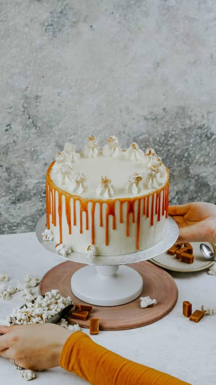 या दिवशी लोक चर्चमध्ये जातात. प्रार्थना करतात आणि एकमेकांना शुभेच्छा देत केक खाऊ घालतात.