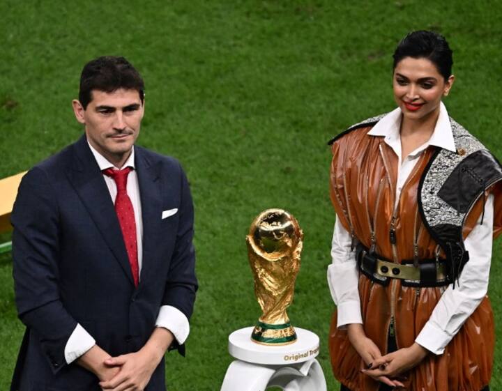 दीपिकाच्या 'पठाण' सिनेमातील 'बेशरम रंग' हे गाणं रिलीज झाल्यापासून हा सिनेमा वादाच्या भोवऱ्यात अडकला आहे.