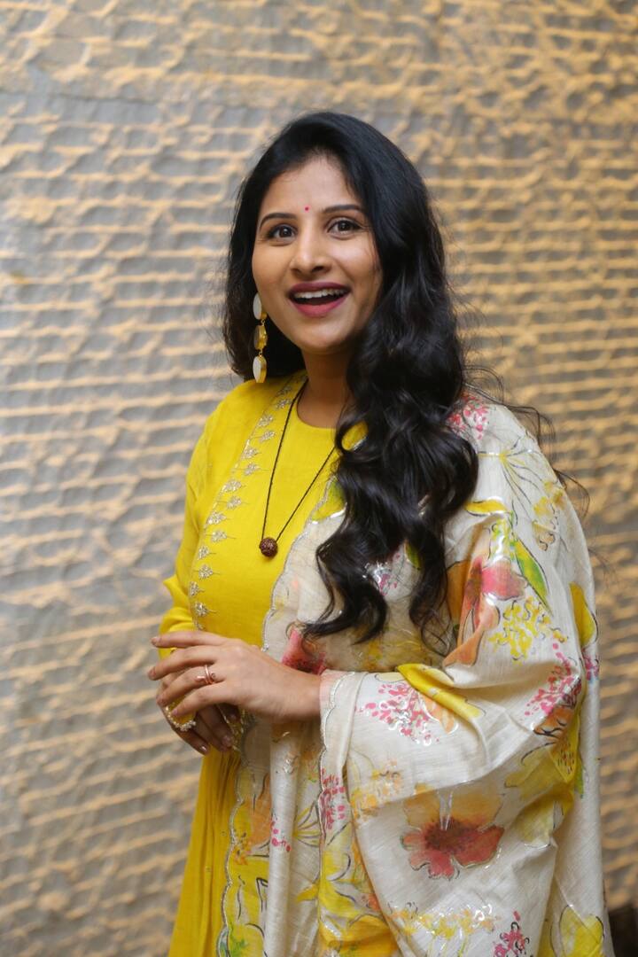 పలు సినిమాల్లోనూ పాటలు పాడింది మంగ్లీ.