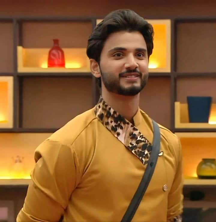 భార్య మెరీనాతో కలిసి హౌస్ లోకి అడుగు పెట్టాడు రోహిత్. -Image Credit: Rohith Sahni/Instagram