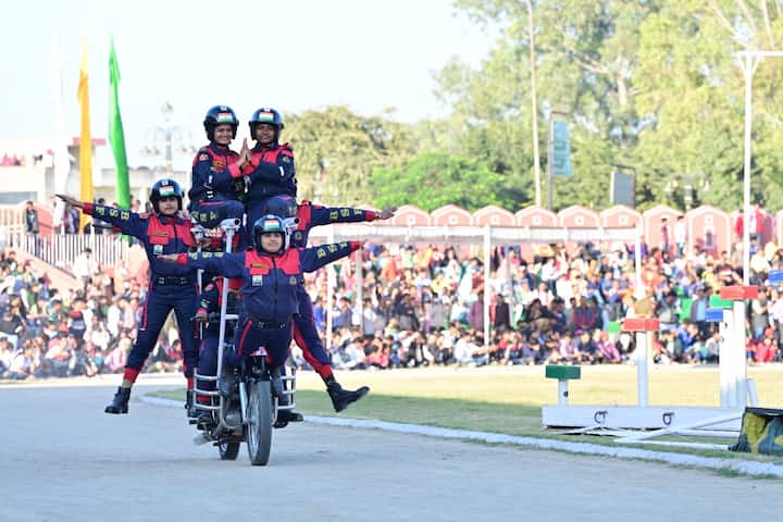 अपने प्रदर्शन के समापन क्षणों में पूरी सीमा भवानी टीम ने एक पिरामिड की आकृति बना राष्ट्र ध्वज और सीमा सुरक्षा बल का ध्वज लेकर पूरे स्टेडियम में चक्कर लगाया. शान से लहराते तिरंगे को देख दर्शकों ने भारत माता की जय के नारे लगाने शुरू कर दिए. एक ओर जहां बीएसएफ के जवान अपने स्टंट्स से दर्शकों को रोमांचित कर रहे थे, वहीं दूसरी ओर सीमा सुरक्षा बल के डॉग स्क्वॉड ने भी दर्शकों का भरपूर ध्यान अपनी ओर खींचा. 20 फीट ऊंची पहाड़नुमा आकृति को पार कर लेना, 12 फीट ऊंची छलांग लगाना, अपने हैंडलर के आदेश पर मूवमेंट करना, हंगामा कर रही भीड़ को खदेड़ना समेत डॉग स्क्वॉड के अनेक स्टंट्स का दर्शकों ने खूब मजा लिया.
