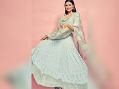 Chikankari Embroidery Outfits: साड़ी से लेकर सूट तक तक चिकनकारी आउटफिट्स में लड़कियां लगती हैं स्टनिंग, वार्डरोब में आज ही करें शामिल