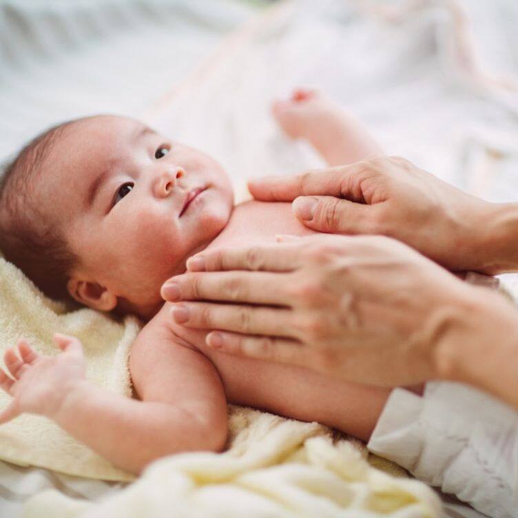 Hing for Babies - Benefits and Precautionary Tips Health tips: શરદી- ઉધરસને જ નહી પેટના દુખાવાને પણ મટાડે છે હિંગની માલિશ, જાણો તેના ફાયદા
