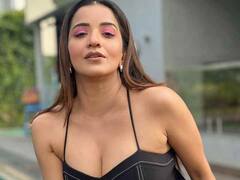 Monalisa की गुलाबी आंखों पर मर मिटे कदरदान, हॉल्टर डीप नेक आउटफिट को देख फैंस बोले -पटाखा...