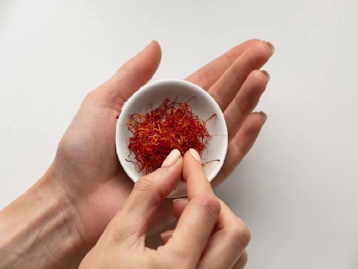 Kesar Tea Benefits Try this cold saffron tea from menstrual problems to these things you get relief Kesar Tea Benefits: इस सर्दी ट्राई करें केसर वाली चाय, मासिक धर्म की दिक्कतों से लेकर इन चीजों में मिलती है राहत