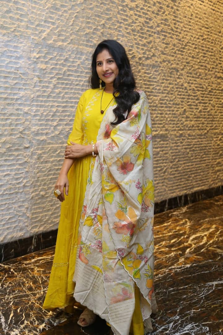 సోషల్ మీడియాలోనూ యాక్టీవ్ గా ఉంటుంది.