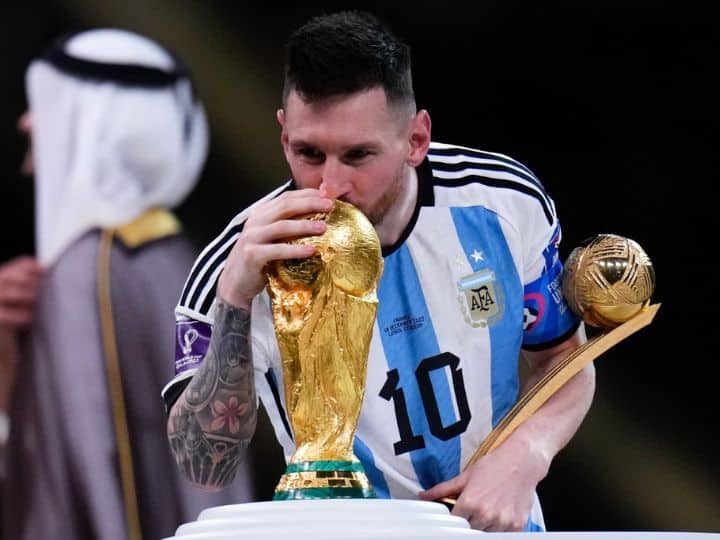 FIfa WC 2022 : जगातील सर्वात प्रसिद्ध खेळाचा सर्वात प्रसिद्ध खेळाडू फुटबॉलपटू लिओनल मेस्सीनं अखेर फिफा विश्वचषक उंचावला. अर्जेंटिनाने फ्रान्सला फायनलमध्ये मात देत ही कमाल केली.