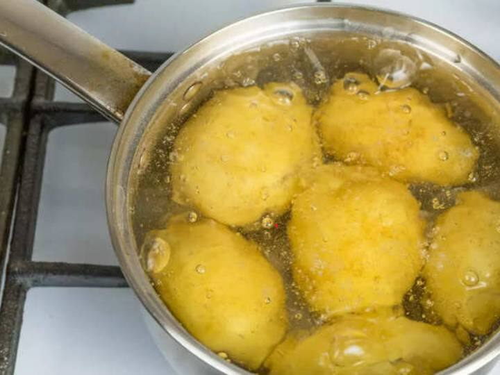 आलू रसोई की पसंदीदा सब्ज़ी है क्योंकि इसका इस्तेमाल अलग-अलग आकार और तरह-तरह के व्यंजनों में किया जाता है. यह एकमात्र ऐसी सब्जी है जो किसी भी सब्जी के साथ बना दो स्वाद को बढ़ा देता है. बीन्स, मटर, फूलगोभी, शिमला मिर्च, गाजर, गोभी आदि हो. उबले हुए आलू का उपयोग आमतौर पर करी, सब्जी, टिक्की सबसे पसंदीदा खाना है.आलू उबालने के पांच अलग-अलग तरीके दिए गए हैं.