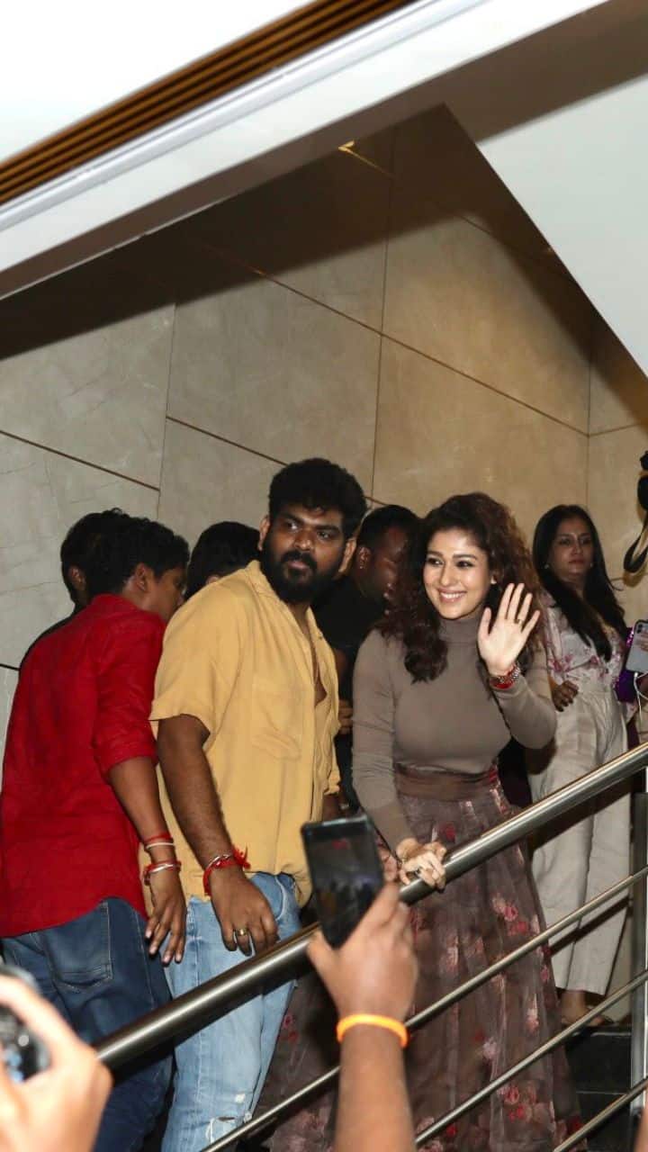 ப்ரீமியர் ஷோவில் விக்னேஷ் சிவன்-நயன்தாரா ரசிகர்கள் நோக்கி கையசைத்த காட்சி