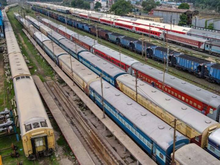 Railways Job Scam: रेलवे में नौकरी के नाम पर ठगी का अनोखा केस, 28 लोगों से एक महीने तक ट्रेन की बोगियां गिनवाईं...और ऐंठ लिए 2.67 करोड़